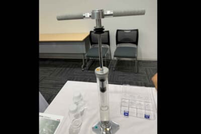 植物由来油をKYBのクルマのダンパーに使用すると、乗り味が変わり、揺れが少なくなり、質感や直進時のハンドルのすわりにも効果が出るのだとか