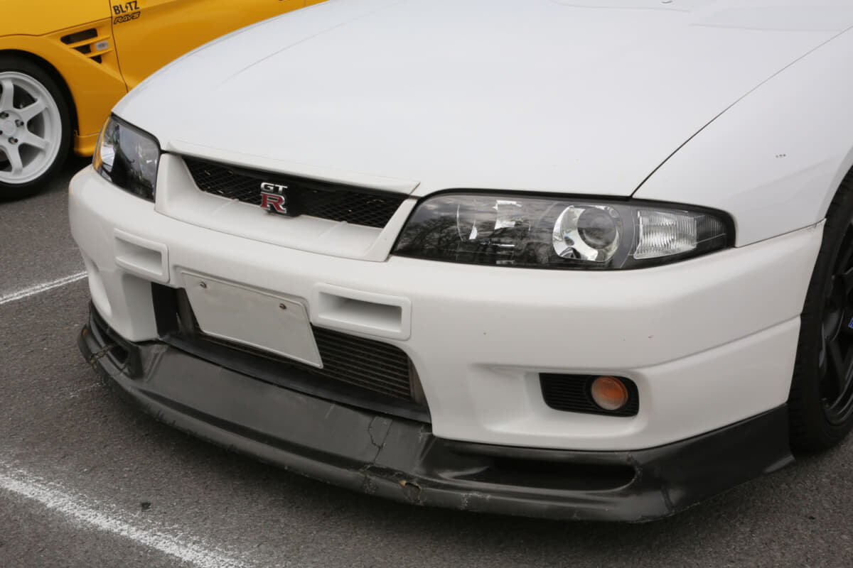 日産 R33 スカイラインGT-R：フロントフェイスは好みのBCNR33後期フェイスに。リップスポイラーは社外品で他車と差別化