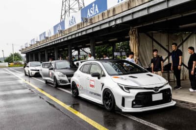 予定されたコースのウェーキングレッスンは、雨のためデモカーによる同乗レッスンに変更された