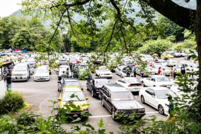 テーマエリアに並んでいた、いすゞウィザードと日産エルグランド