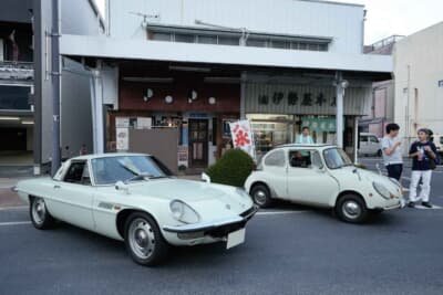 錦町通りにある喫茶店「POPO」の前に展示されたマツダ・コスモスポーツは、実行委員長・小山氏の伯母が新車当時に所有していたという1台。当時の情景を再現するように並べられた