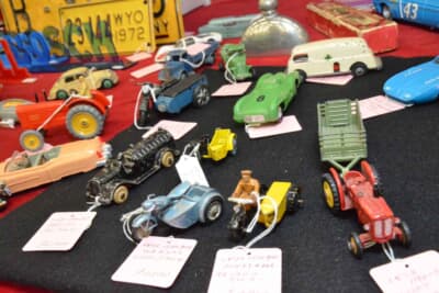 OT オートモーティブ サービス：1950〜1960年代のビンテージ・ミニカー、モーター系キーホルダーやピンバッジなど、ブースの雰囲気はまるでパリのレトロモービルのよう