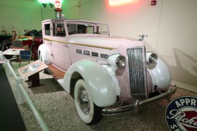 パッカード タウンカー：20世紀初頭に創業し、世界を代表する名門高級車メーカーとして知られたパッカード。 タウン・カーはそのトップグレードのひとつ。後にリンカーンなどでも使用されるが、 こちらが本家だ