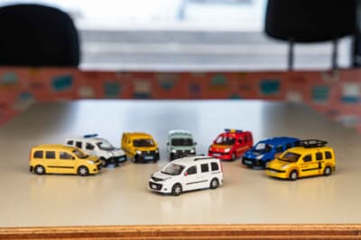 ルノー カングー：愛車と同じ仕様のミニカーで存在しなかったので、ルーフレールまで制作。カラーも「ブランミネラル」を調合して自らカスタマイズした、オリジナルなミニカーだ