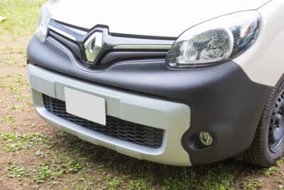 ルノー カングー：ブラックの梨地無塗装バンパーは歴代カングー憧れの純正パーツ。こまめに最適なコーティング剤で手入れし、美しい状態を保っている