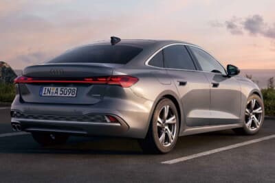 アウディ A5：片側ツインテールが覗くダークディフューザーバンパー