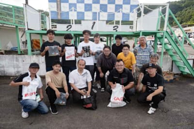 参加したほぼ全員が何かしら賞品をもらえるのも嬉しい。表彰台に立った人は東北660シリーズと同じトロフィーや副賞が授与される