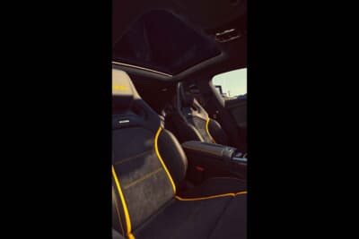 メルセデスAMG CLA45 S 4MATIC+ファイナルエディション:イエローステッチが織り込まれたAMGパフォーマンスシートを装備