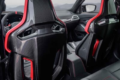 BMW M3 CSツーリング:Mカーボンバケットシートはサーキット用多点シートベルトに対応。電動調整機能やヒーターも備える