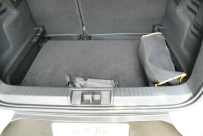 ルノー キャプチャー エスプリアルピーヌ　フルハイブリッド：リヤシートを倒さない状態でもラゲッジ容量は440Lを実現