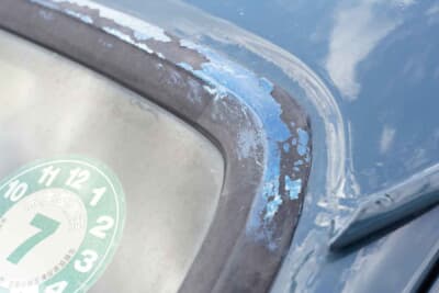 トヨタ ハイエース：ウエザーストリップに残っているペイントは、DIYでオールペイントをしようとした時のもの。その後、塗装を受け持ってくれたジェイズワークスによると、何もしないで持ってきてもらいたかった……そうだ（笑）