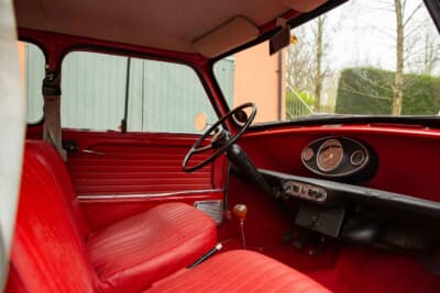 1万1500英ポンド(邦貨換算約230万円)で落札されたオースティン「ミニ1000」(C)Courtesy of RM Sotheby's