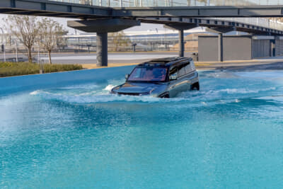 渡河プールでは水中観察窓を設置し、車両の軌道確認ができる