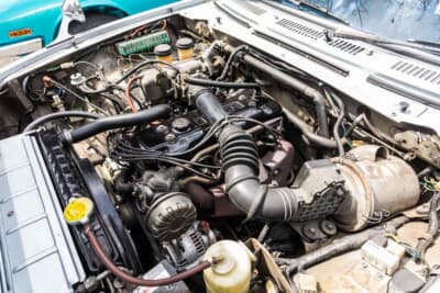 いすゞ 117クーペ：エンジンはインジェクション仕様の1.8Lで、この1977年式から全車に5速マニュアルが搭載された