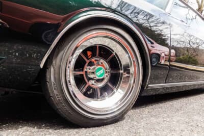 日産 ローレル：ピカピカに輝くハヤシストリートホイールは、新品を購入後にメッキ加工を施したもの