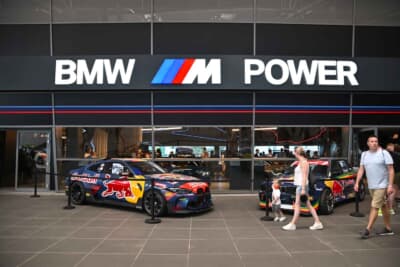 BMW Mのショールームではグッズの販売もしています