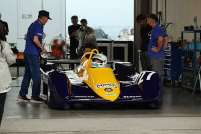 ピットアウトを待つのは、1988年式マーチ88GC/OKAMOTO Splの田中裕司選手。3リッターDFVの快音を響かせた