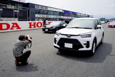 グリッドでの撮影タイムもたっぷり。レースカーは別として、マイカーをコース上に並べて写真を撮る機会などめったにないはずだ