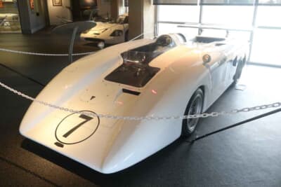 シャパラル 2H：それまでのデザインを一新した1969年のCan-Am用マシンが2H。ドラッグの低減を目指し、 より低くより細くしたウエッジシェイプが最大の特徴。ただし、低ドラッグ＝低ダウン フォースで結果には結び付かず