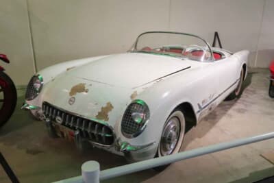 シボレー コルベット C1：アメリカ初の本格スポーツカーがシボレー・コルベット。スチール・フレームにFRPパネルを貼り付けた先進的なパッケージに直6エンジンを搭載する。やがてV8パワーにコンバートされていく