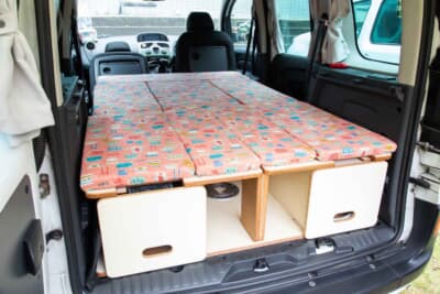 ルノー カングー：ベッド展開状態も簡単に組み立てられる。それが車中泊を気楽にさせてくれる「ホワイトハウス」のコンプリートカーを選択した理由のひとつ