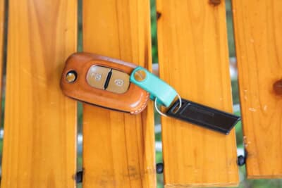 ルノー カングー：キーはオシャレな革製カバー付き。カングー仲間が販売していたもので、新車時から愛用。糸がほつれても、丁寧に補修してもらえることも魅力のひとつ