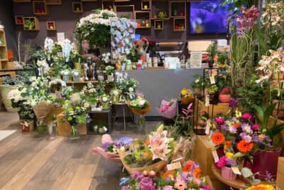 ルクセンブルクのガソリンスタンド内にはステキなお花屋さんが入っていました