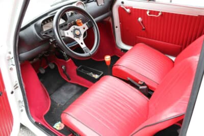 フィアット 500L:ステアリングを交換しているぐらいで、インテリアは街乗り仕様