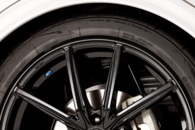 wedsレオニスNAVIA08：V字スポークにも見えるスタイリッシュな意匠。根元はナットホールまで巻き込むことで足長に、かつ軽やかに見せる。側面は段付きのリブ形状で力強く