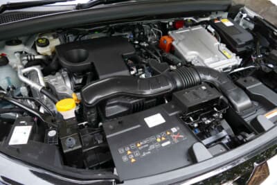 ルノー キャプチャー：フルハイブリッドは自然吸気の1.6L直4エンジン（69kW／148N・m）＋モーター（メイン＝36kW／205N・m、サブ＝15kW／50N・m）に電子制御ドッグクラッチ・マルチモードATを組み合わせている