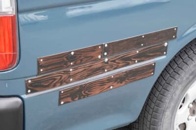 トヨタ ハイエース：オールペイントを施したジェイズワークスさんのアイデアで、腐食のあった部分を塞いだのちにアクセントとして木目調にしてみた。不揃いなタッピングビスも味わい深くしている