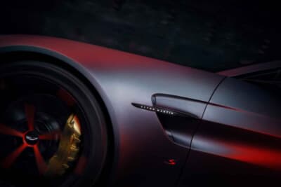 アストンマーティン・ヴァンテージS：無段階ストップのフレームレスワンウイングドアを採用