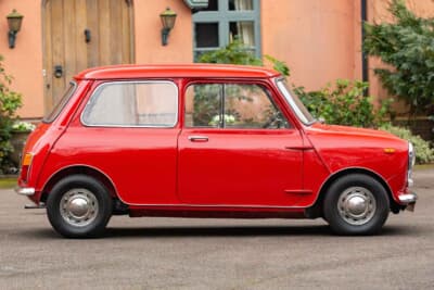 1万1500英ポンド(邦貨換算約230万円)で落札されたオースティン「ミニ1000」(C)Courtesy of RM Sotheby's