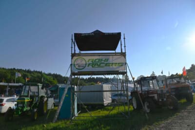 コースサイドにはトラクターを持って来ているファンが多くいます