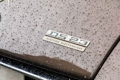 シトロエン DS：リアのトランクに装着されるエンブレム