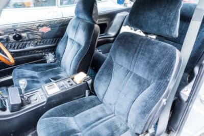 いすゞ 117クーペ：ブルーファブリックの内装は購入当初からこの状態で、非常にコンディションが良い