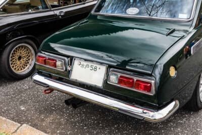 いすゞ ベレット1800GT：トランクリッドはスプリングで留めている