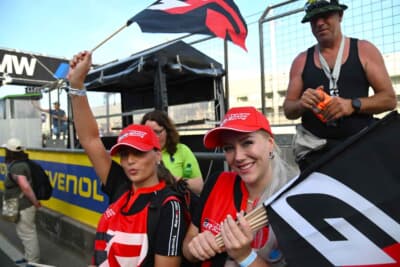 GRの旗を配布するおねえさんたちもゴキゲン