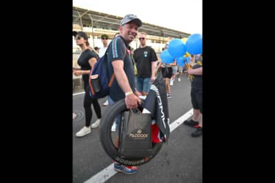 ピットウォークでは色んなノベルティやタイヤをもらって大荷物のファンの方