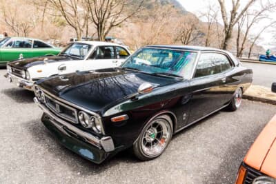 日産 ローレル：足まわりはフロントにパーツアシスト製、リアにスターロード製の車高調を採用し、適度なローダウンを実現