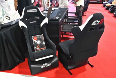 2024年末発表されたカー漫画「頭文字D」とのコラボシートも登場。ちなみに2025年は頭文字D生誕30周年だ