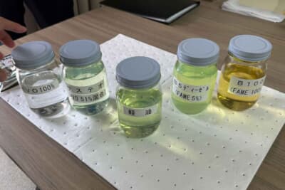 会場にあった5種類の燃料の匂いを比べてみたら、軽油に比べてサステオは少し優しい香り。CO2だけでなく、不快な匂い解消という点でも期待できそうですわ