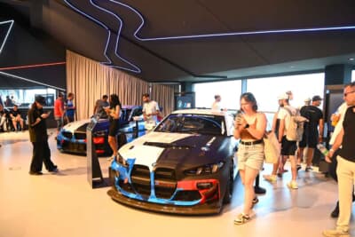 BMW Mのショールームにはレーシングカーや最新のMモデルが並びます
