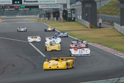 ローリングスタートで始まった10周のレース。3世代のGCマシンが一斉に第一コーナーを目指す