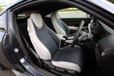 6代目プレリュード：内装色はブルー✕ホワイトが基本で、外装色をムーンリットホワイト・パールの場合はブルー✕ブラックが選べる