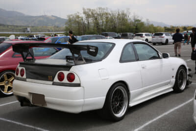 日産 R33 GT-R：マフラー上のバンパーとナンバープレートがススで汚れるのはハイチューンの証だ