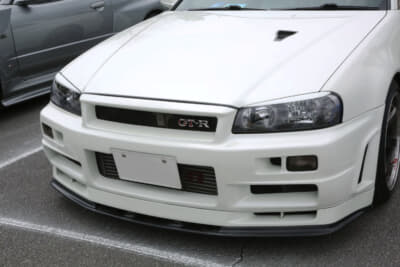 日産R34「スカイラインGT-R」：NISMO製バンパーにハコスカ用GT-Rエンブレムをセット。アイラインが顔の印象を変える