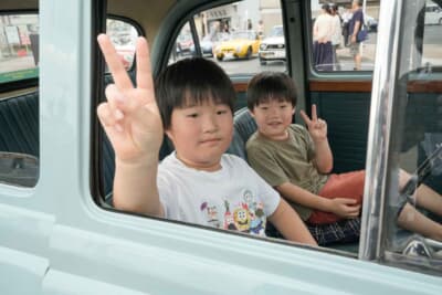 最前列に展示されたスバル360とウーズレー1500は、車内への乗り込みも可能。多くの来場者が記念撮影を楽しむなど、クラシックカーと気軽にふれあえるひとときとなった