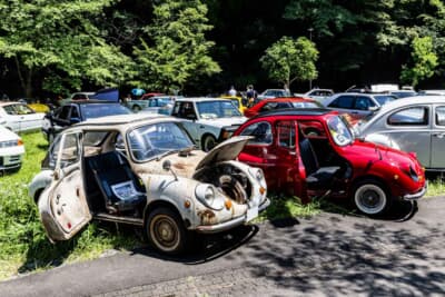 スバル360が展示され、保存状態や仕上げの違いが見て取れる