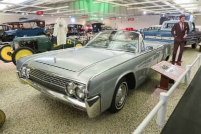 リンカーン コンチネンタル 4ドア コンバーチブル：リンカーン・コンチネンタルは、フォードがリリースしてきたフルサイズ、およびミッ ドサイズの高級乗用車。この1963年式4ドアコンバーティブルは、J.F.ケネデイ大統領が使用していた個体だ